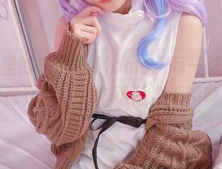 办公室里的Sayo Momo：每一张定制图片都在说，工作不是毫无趣味的